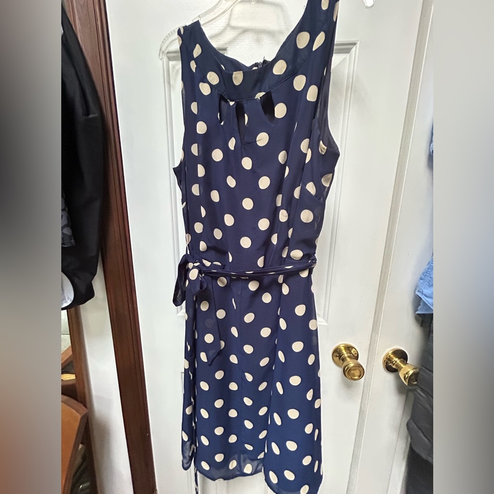 I Le New York Navy/Beige PolkaDot Sleeveless Dress-16W. Neckline cutouts. Belted